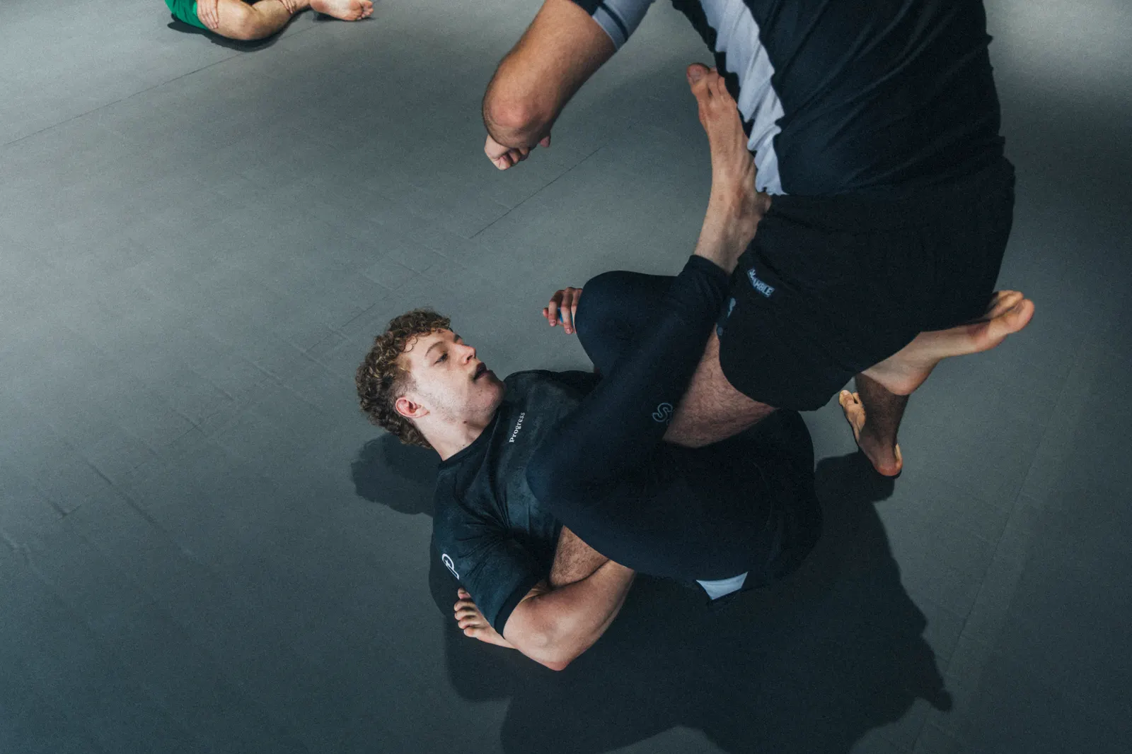 Zwei Athleten trainieren Brazilian Jiu-Jitsu am Boden