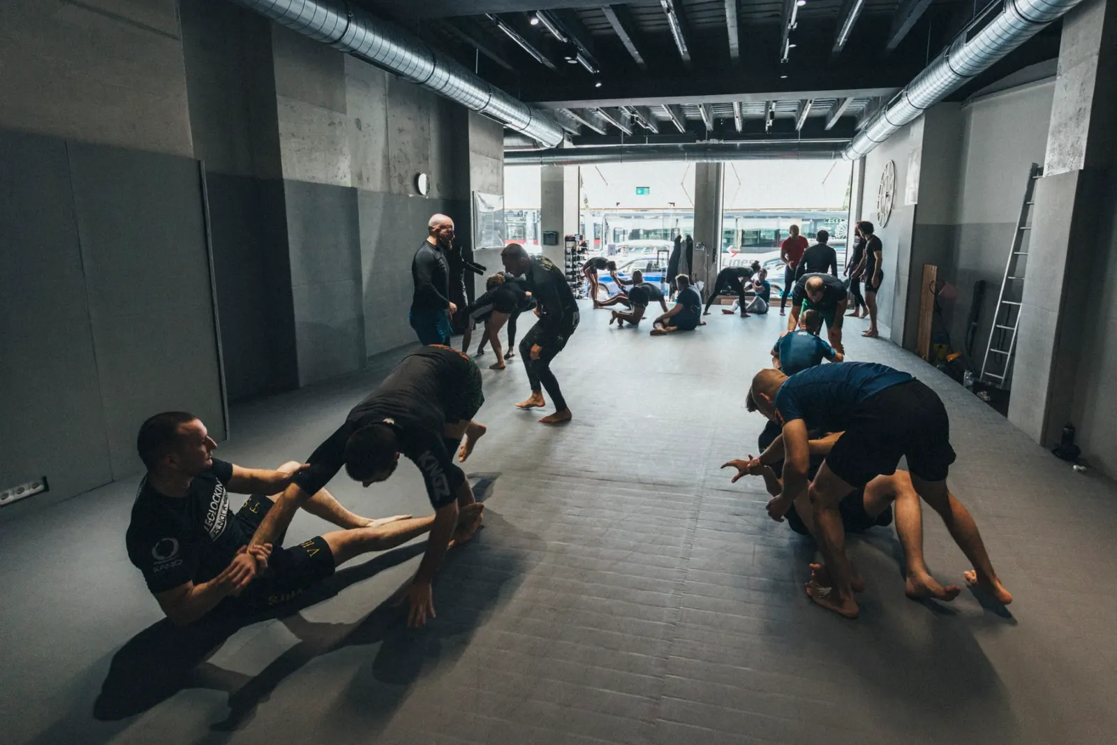 Paare trainieren in der Halle von Matte1