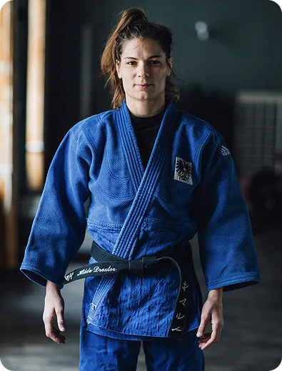 Hilde Drexler im blauen Judoanzug