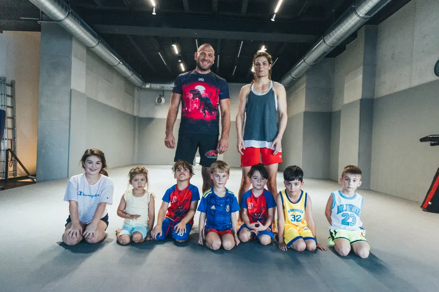 Gruppenfoto der Kinder mit ihren Trainern