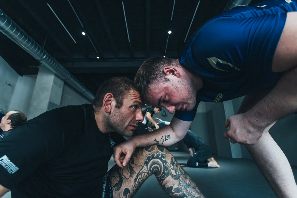 Zwei Athleten im Clinch beim No-Gi-Training
