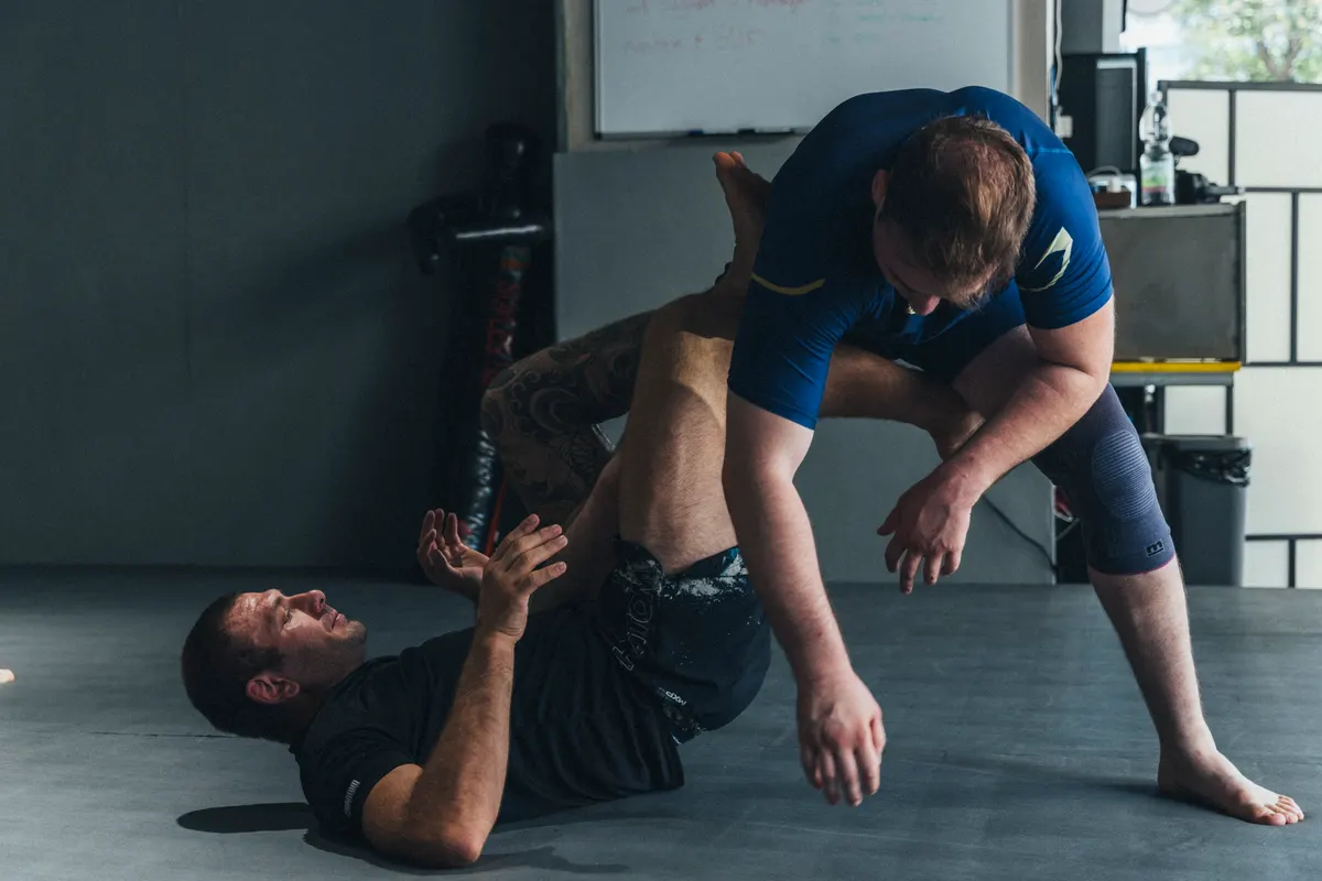 Coach erklärt eine No-Gi-Technik