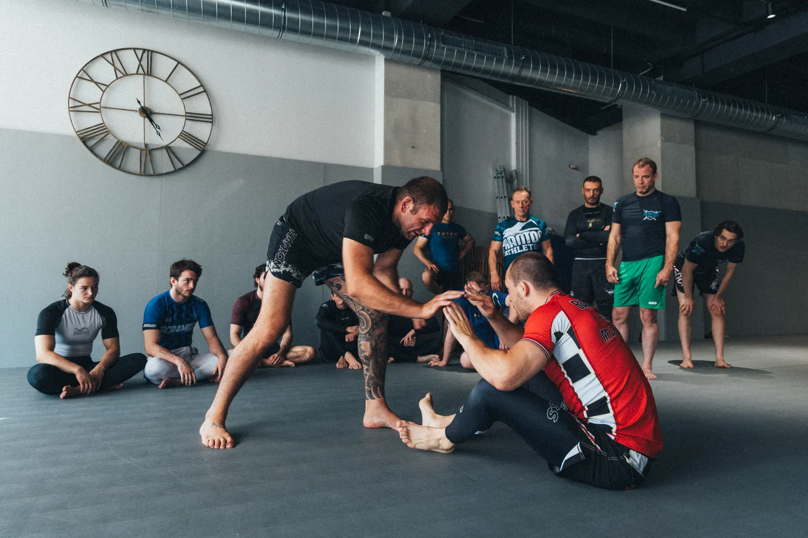 Coach zeigt der Gruppe beim Training eine Technik