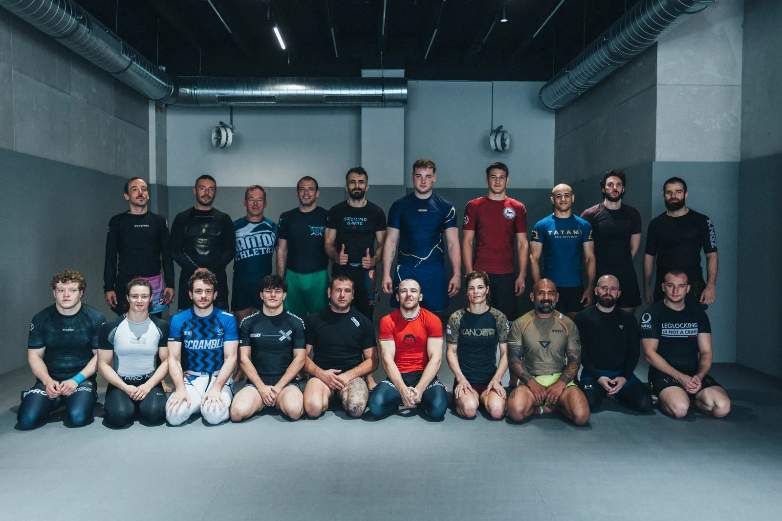 Gruppenfoto der Matte1-Community in der Trainingshalle